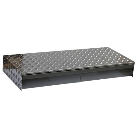 Podest z blachy ryflowanej z półkami